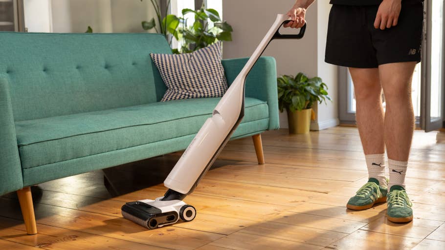 Roborock Flexi Pro en train du0027aspirer.