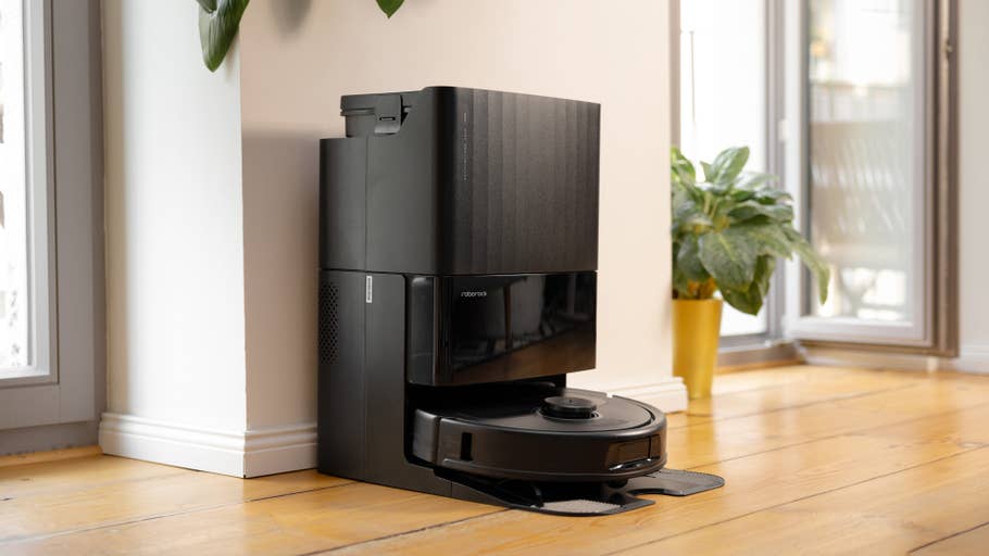 Le Roborock Qrevo Plus dans sa station du0027accueil