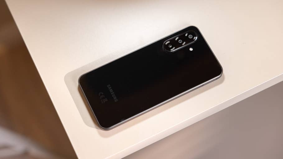 Un smartphone Samsung Galaxy A26 posé sur une table blanche.