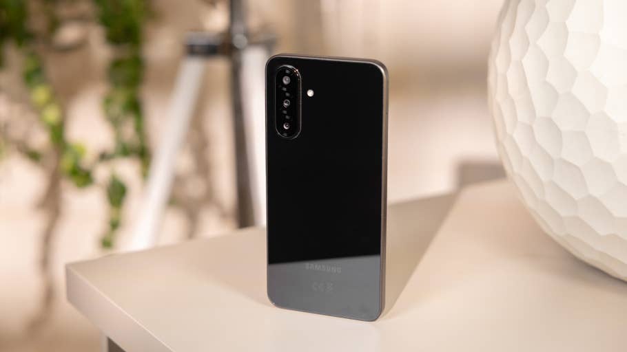 Un smartphone Samsung Galaxy A26 posé sur une table blanche.