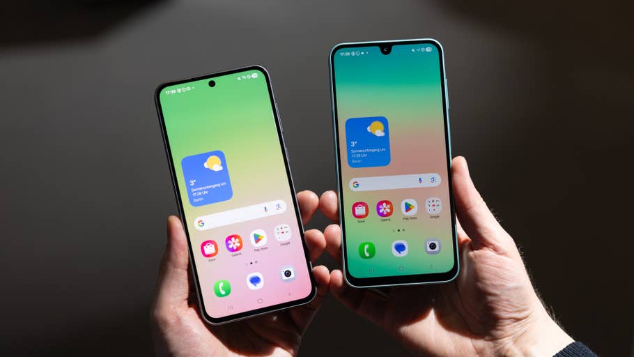 Deux smartphones Samsung Galaxy A series tenus en main, affichant des écrans colorés avec des informations météorologiques.