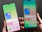 Deux smartphones Samsung Galaxy A tenus en main, affichant des écrans colorés avec des informations météorologiques.