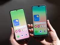Deux smartphones Samsung Galaxy A tenus en main, affichant des écrans colorés avec des informations météorologiques.