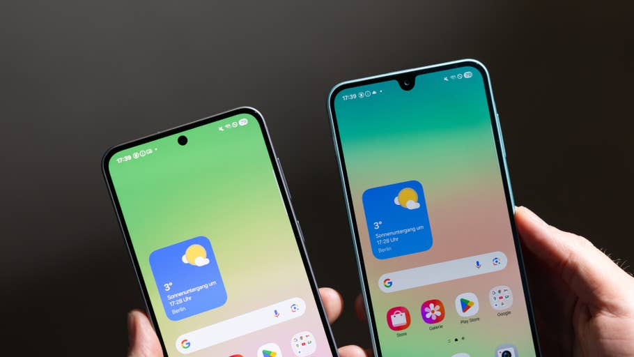 Deux smartphones Samsung Galaxy côte à côte, affichant des widgets météo et des icônes du0027applications sur des fonds colorés.