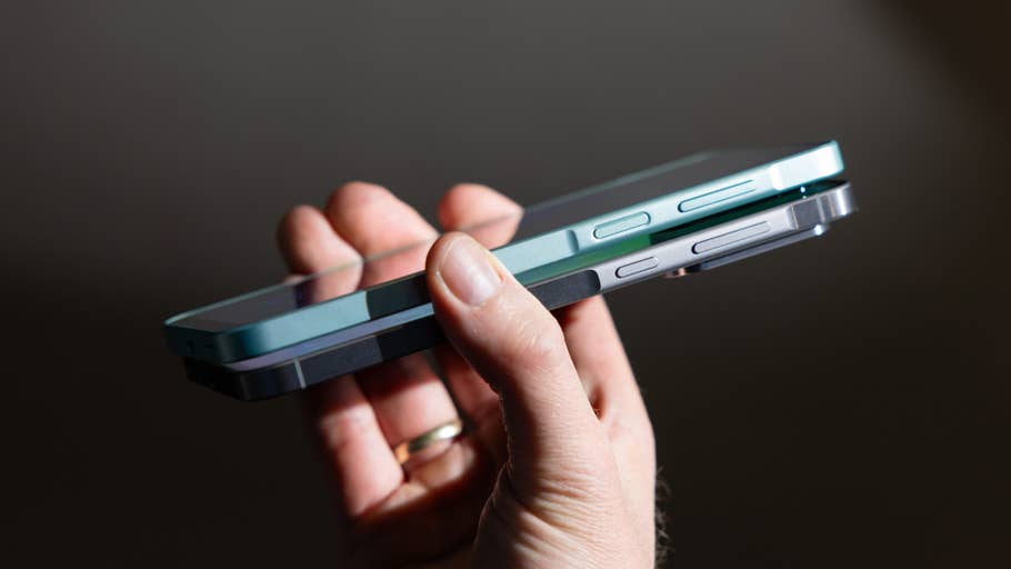 Une personne tenant deux smartphones Samsung Galaxy, le A36 et le A56, empilés lu0027un sur lu0027autre.