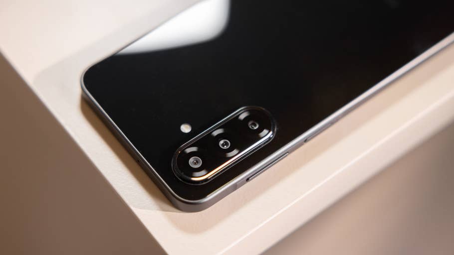 Gros plan du module de caméra arrière du smartphone Samsung Galaxy A26 sur une surface claire.