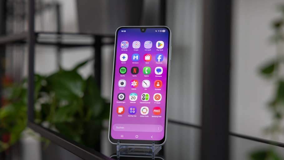 Smartphone Samsung Galaxy A26 affichant des icônes du0027applications colorées à lu0027écran.