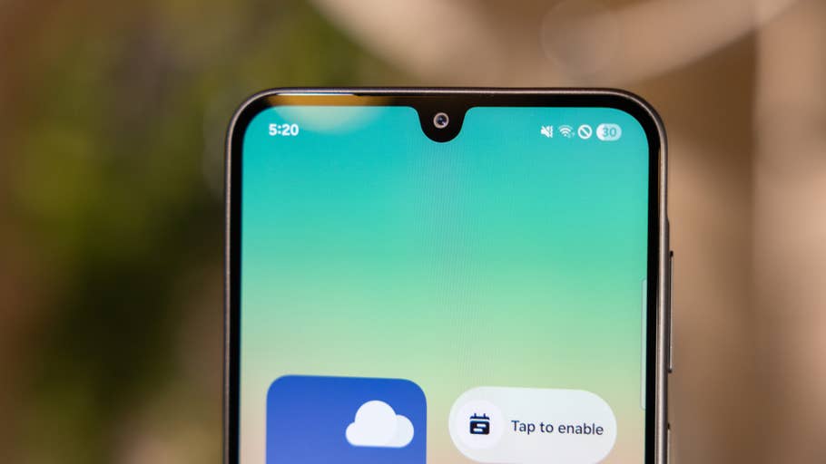 Gros plan de lu0027écran du0027un smartphone Samsung Galaxy A26 montrant lu0027heure 5:20 et des icônes du0027application.