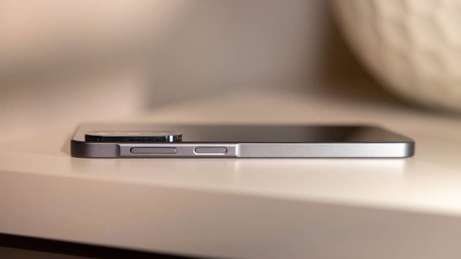 Vue latérale du0027un smartphone Samsung Galaxy A26 sur une table.