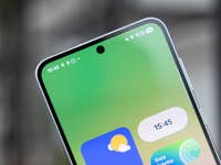 Partie supérieure d'un smartphone Samsung Galaxy A-series affichant un écran vert avec des icônes d'applications et l'heure 15:45.
