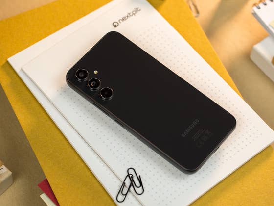 Le Samsung Galaxy A54 passe bien en dessous de 400€ avec un chargeur offert