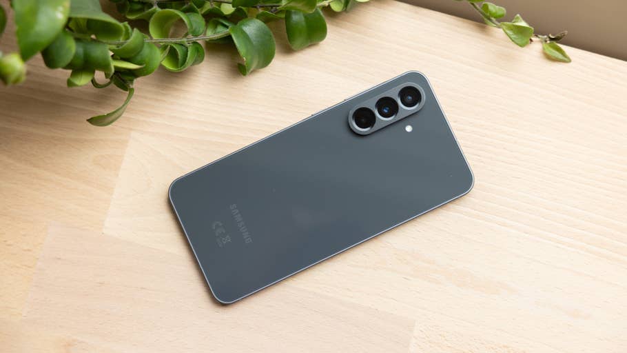 Samsung Galaxy A56 en gris foncé.