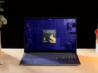 Samsung Galaxy Book 4 Edge affichant le logo Snapdragon X Elite sur l'écran.