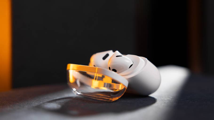 Samsung Galaxy Buds 3 avec leur étui de chargement, affichant un design élégant dans une lumière douce.