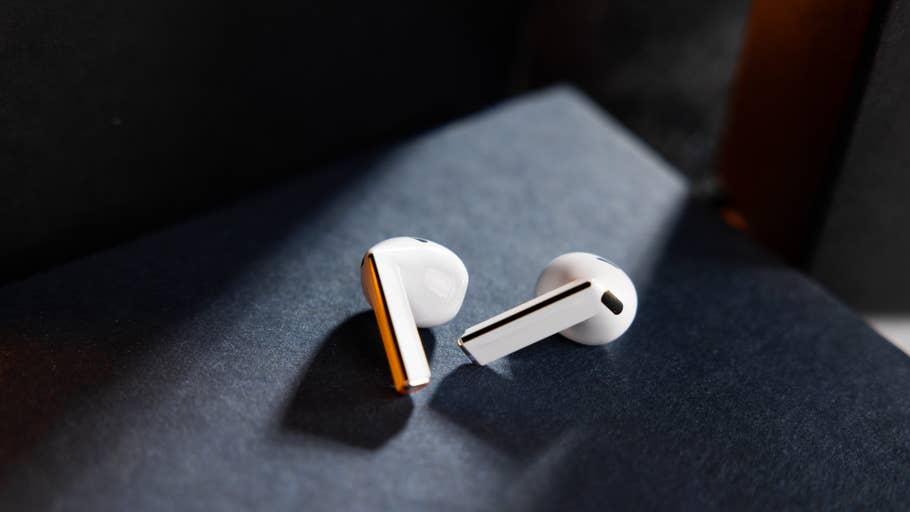 Samsung Galaxy Buds 3 en couleur blanche, inclinés pour afficher le design et les ombres.