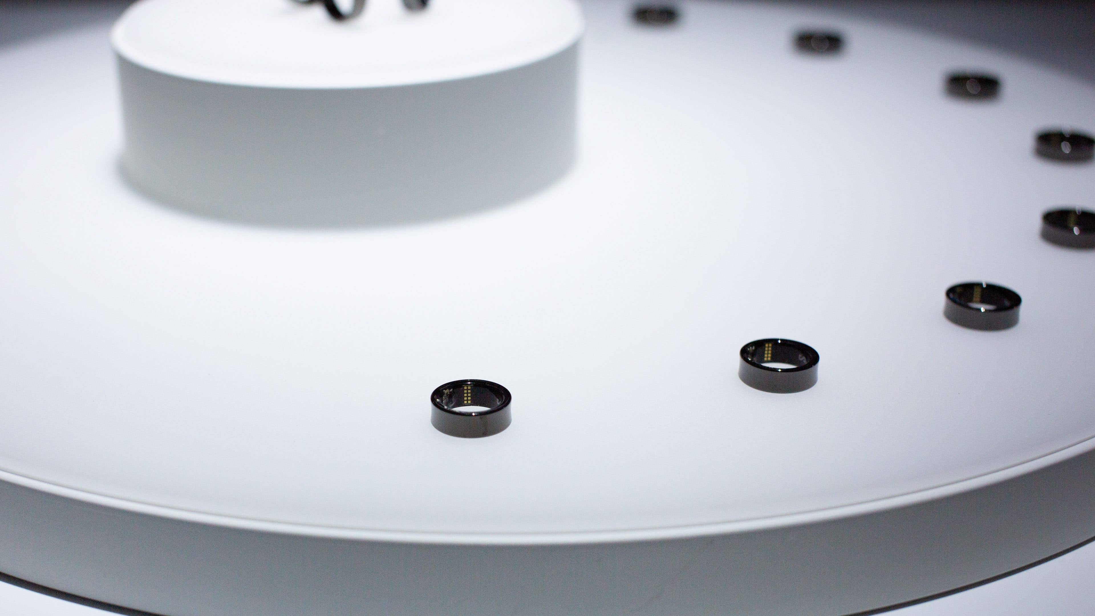 Un stand avec plusieurs bagues connectées Samsung