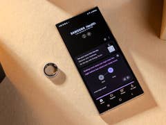 Un Samsung Galaxy affichant l'application Samsung Health à côté d'une bague Samsung Galaxy.