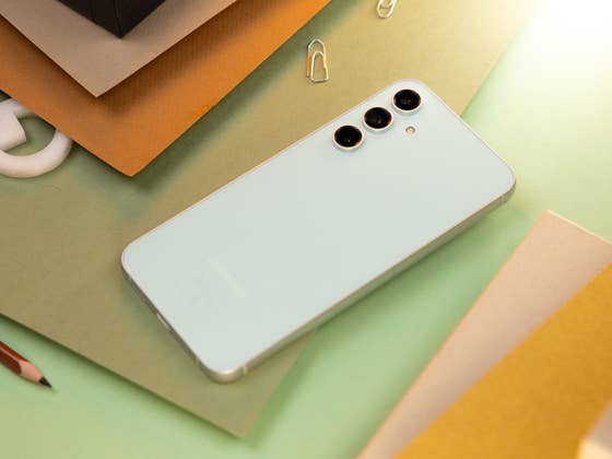 Galaxy S24 FE: Le rival du Google Pixel 8a pourrait sortir plus tôt que prévu
