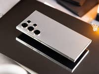 Le Samsung Galaxy S24 Ultra posé face contre terre sur une table