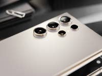 Le Samsung Galaxy S24 Ultra vu de dos avec son quintuple module photo