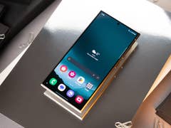 Le Samsung Galaxy S24 Ultra vu de haut et de face avec son écran Amoled allumé