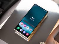 Le Samsung Galaxy S24 Ultra vu de haut et de face avec son écran Amoled allumé