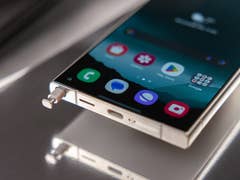 Le Samsung Galaxy S24 Ultra posé sur le dos avec son S Pen légèrement sorti de son emplacement