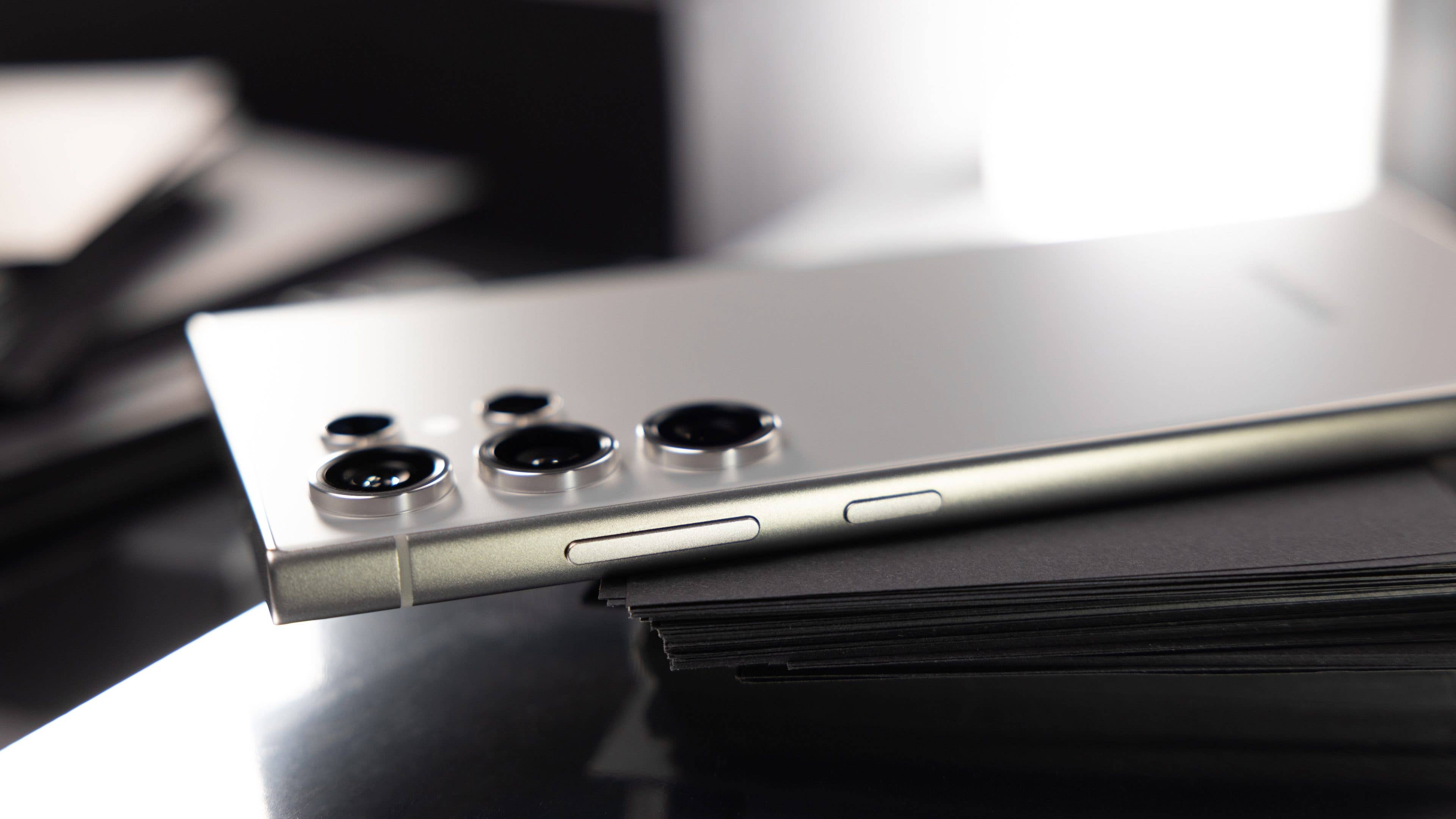 Le Samsung Galaxy S24 Ultra vu de dos avec son module photo