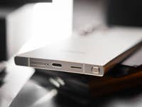 La tranche inférieure du Samsung Galaxy S24 Ultra avec son port USB-C, port SIM et emplacement pour le S Pen