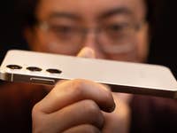 Le Galaxy S24+ tenu par un homme en lunette