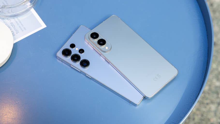 Lu0027appareil photo du S25 Edge (à droite) ne possède pas de fonction de zoom.