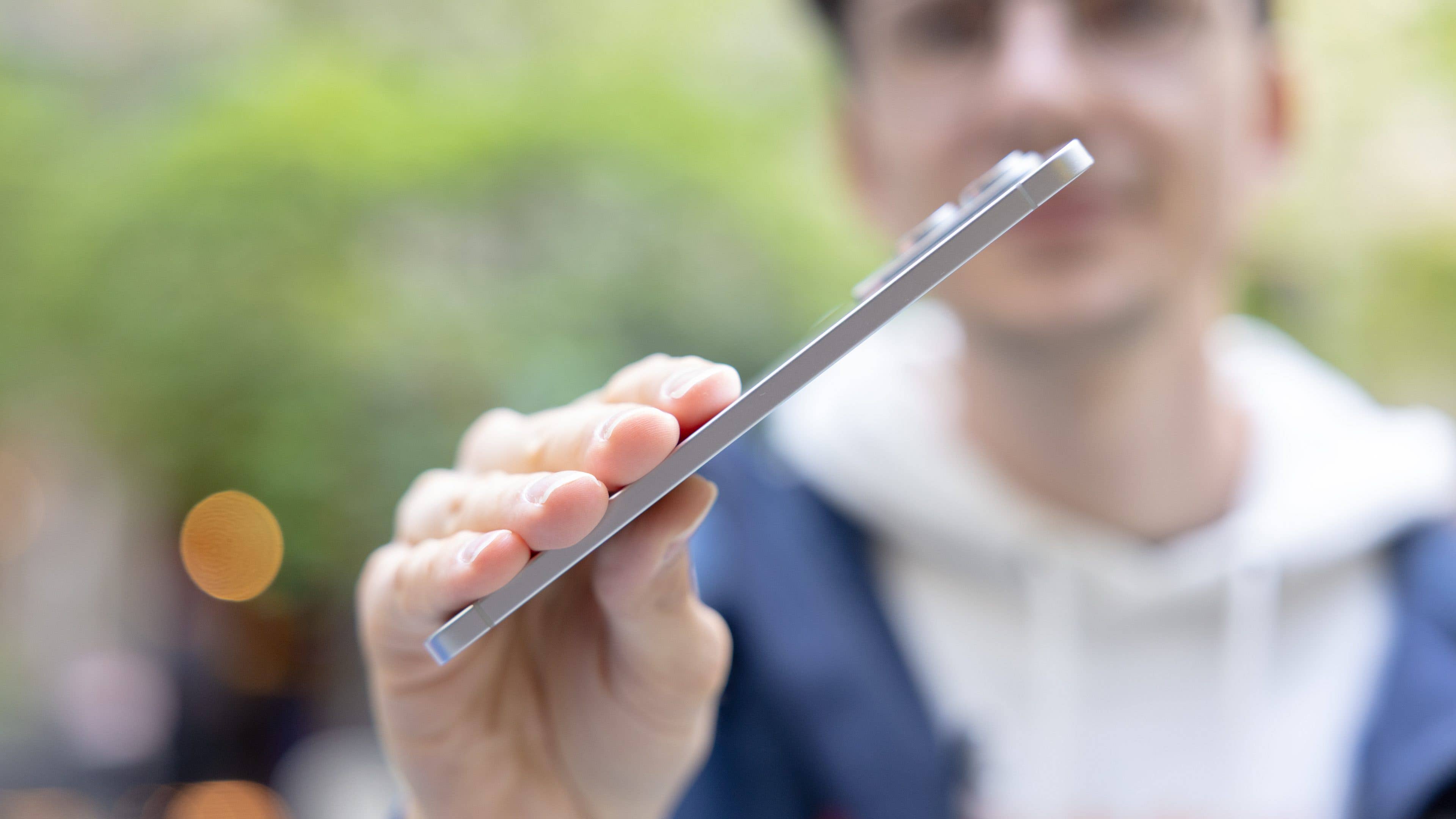 Une personne tenant un smartphone Samsung Galaxy S25 Edge, mettant en avant son design élégant.