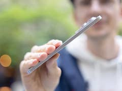 Une personne tenant un smartphone Samsung Galaxy S25 Edge, mettant en avant son design élégant.