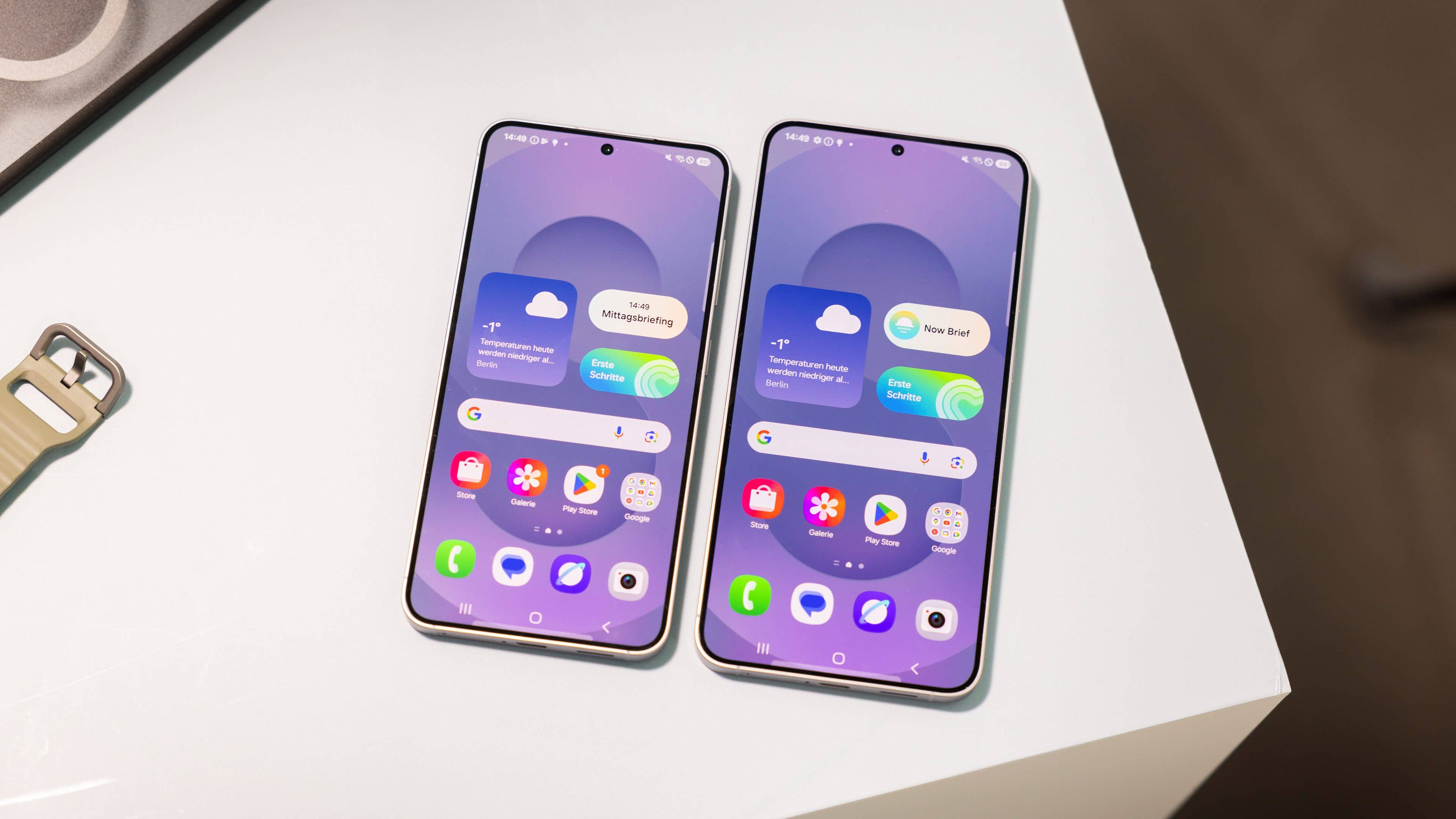 Deux smartphones Samsung Galaxy S25 affichant une interface utilisateur avec des icônes météo et d'applications.