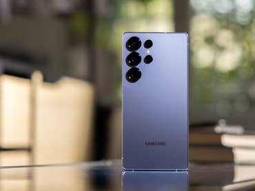 Smartphone Samsung Galaxy S25 Ultra, vue arrière, avec plusieurs objectifs d'appareil photo.