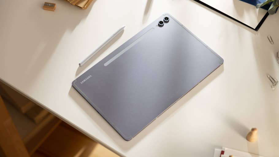 Samsung Galaxy Tab S10+ avec stylet sur un bureau.
