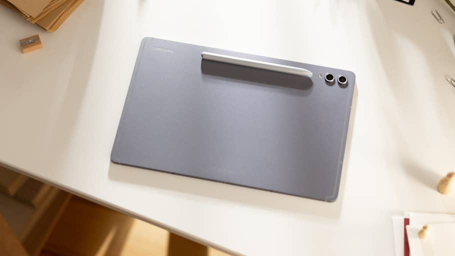 Samsung Galaxy Tab S10+ avec S Pen sur un bureau.