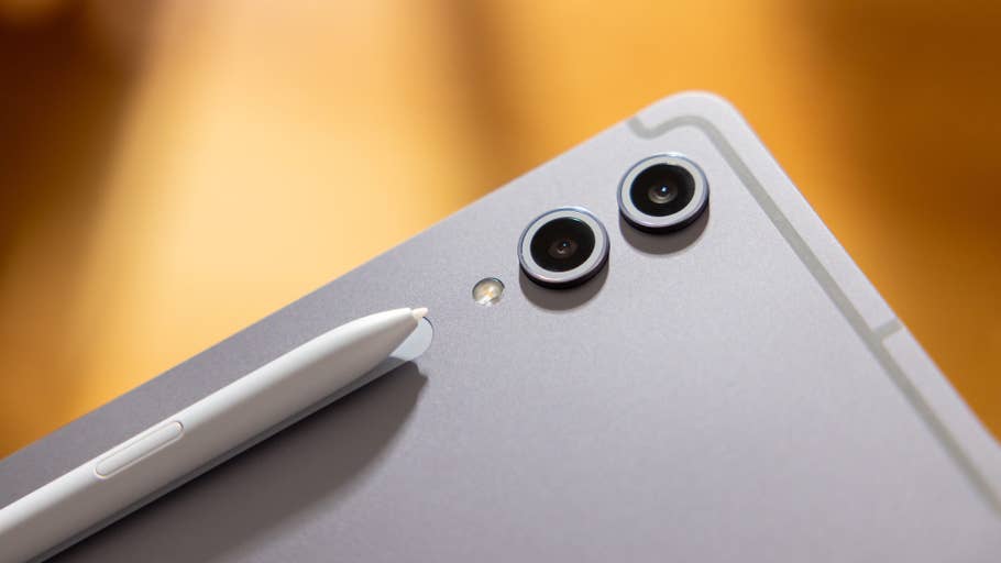 Gros plan du0027un Samsung Galaxy Tab S10+ avec un stylet à côté de la double caméra.