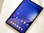 Une Samsung Galaxy Tab S10+ posée sur un bureau avec diverses icônes d'applications sur l'écran.