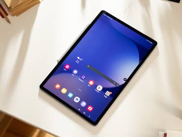 Une Samsung Galaxy Tab S10+ posée sur un bureau avec diverses icônes d'applications sur l'écran.