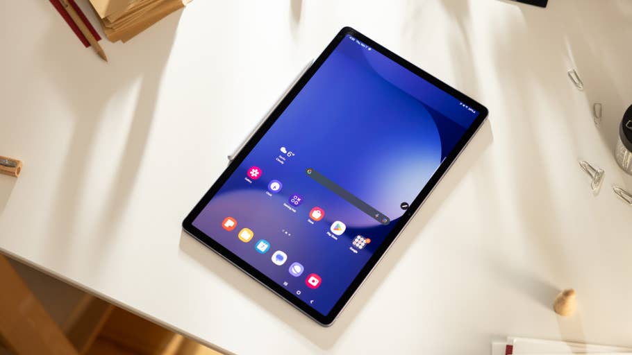 Un Samsung Galaxy Tab S10+ posé sur un bureau avec plusieurs icônes du0027application à lu0027écran.