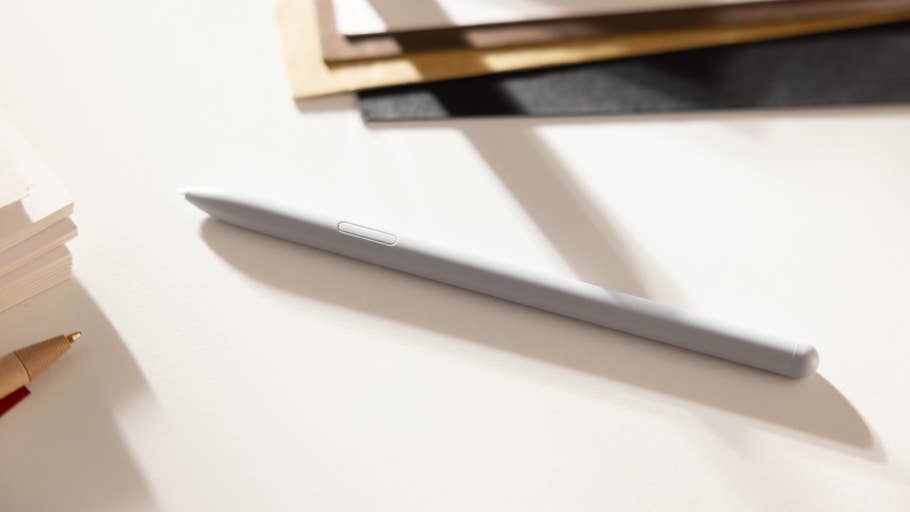 Un stylet Samsung Galaxy Tab S10+ reposant sur une surface plate près de quelques feuilles et du0027un stylo.