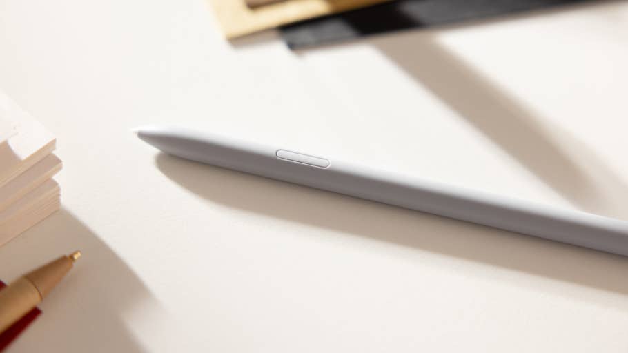 Un stylet Samsung Galaxy Tab S10+ reposant sur une surface plate près de quelques feuilles et du0027un stylo.