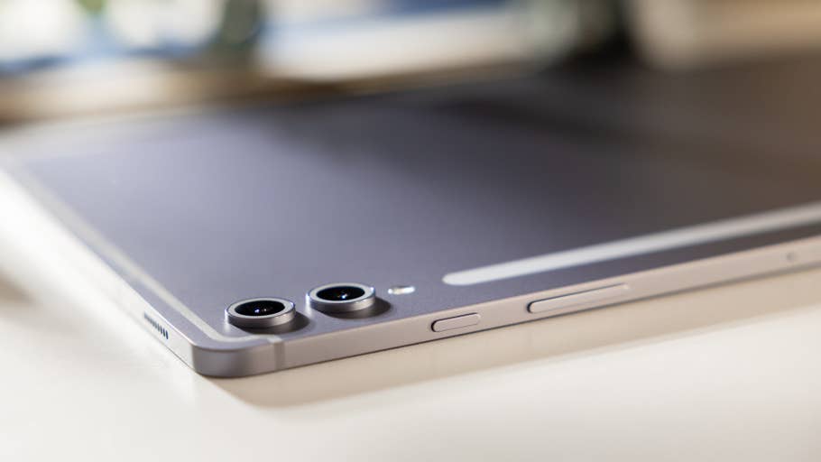 Gros plan du Samsung Galaxy Tab S10+ montrant la caméra et les boutons.