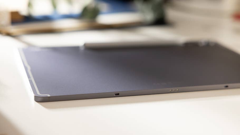 Samsung Galaxy Tab S10+ posé sur une table, montrant son design arrière élégant et ses ports.