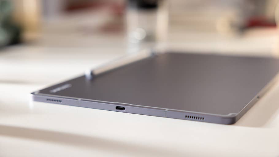 Gros plan du0027un Samsung Galaxy Tab S10+ montrant ses ports et son design élégant.