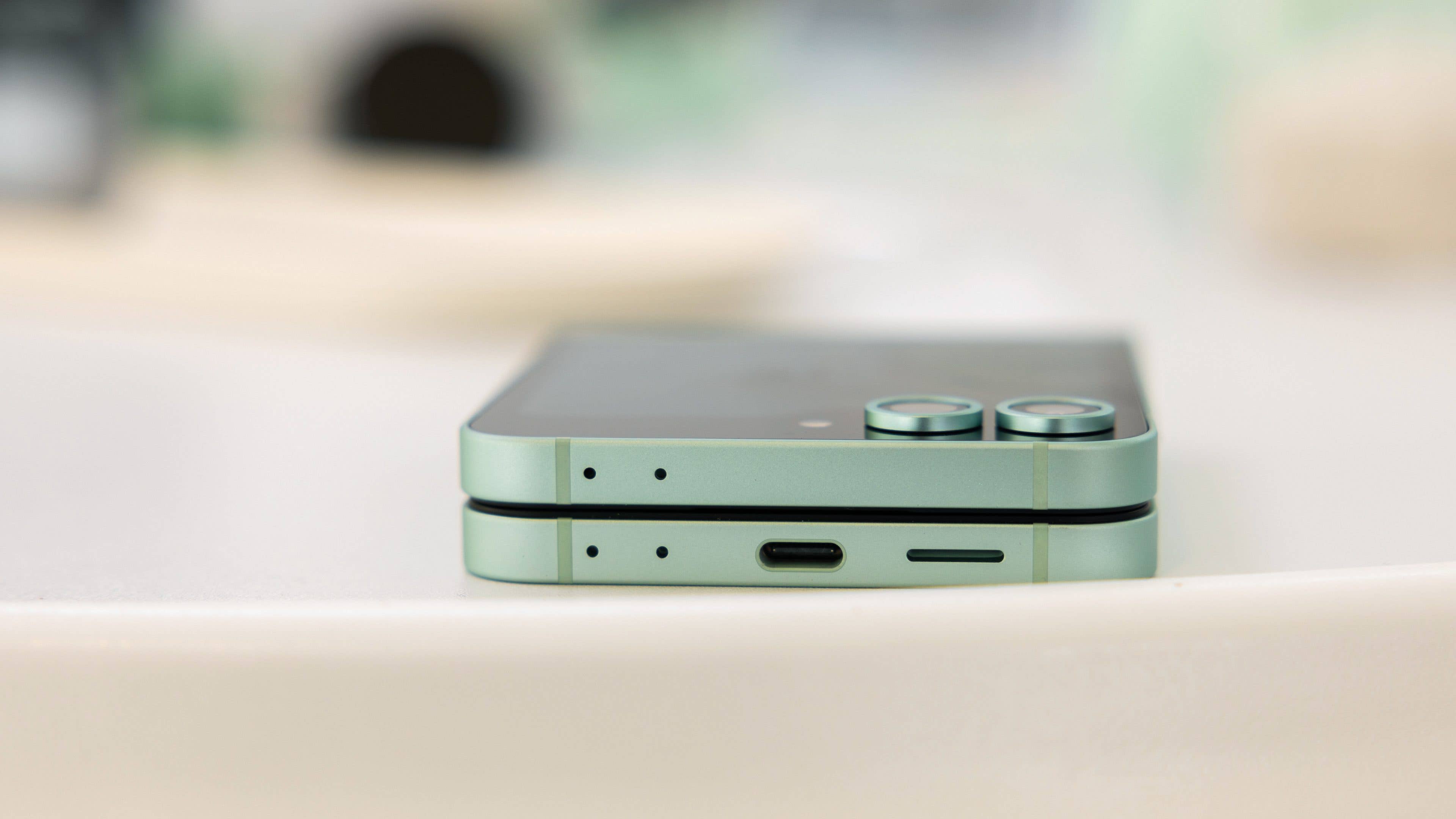 Le port USB-C du Galaxy Z Flip 6