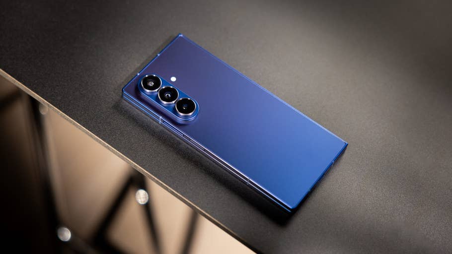 Un smartphone Samsung Galaxy Z Fold 7 de couleur bleu sur une surface sombre.