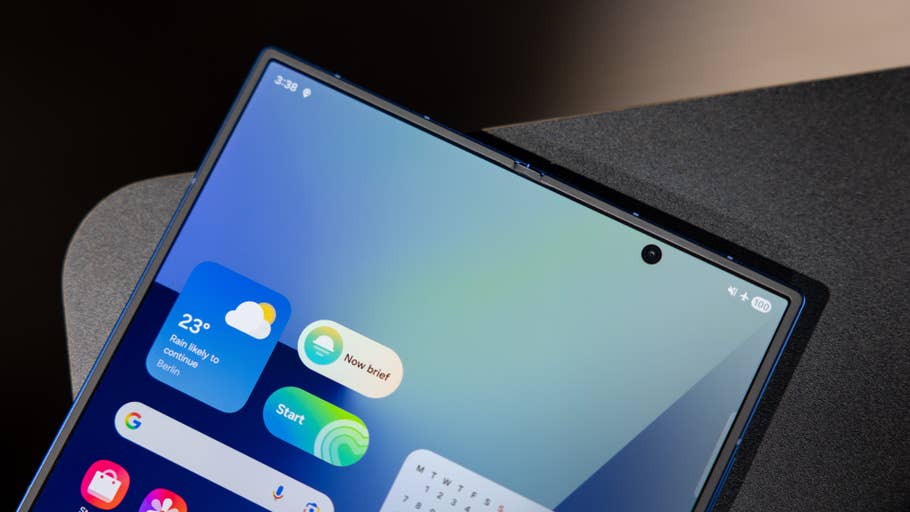 Gros plan de lu0027écran du Samsung Galaxy Z Fold 7 affichant la météo et des icônes du0027applications.