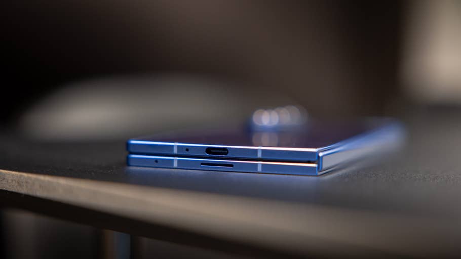 Deux smartphones Samsung Galaxy Z Fold 7 sur une table, montrant leur design bleu élégant et leurs ports USB-C.